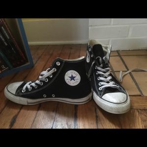 Men’s classic black and white converse